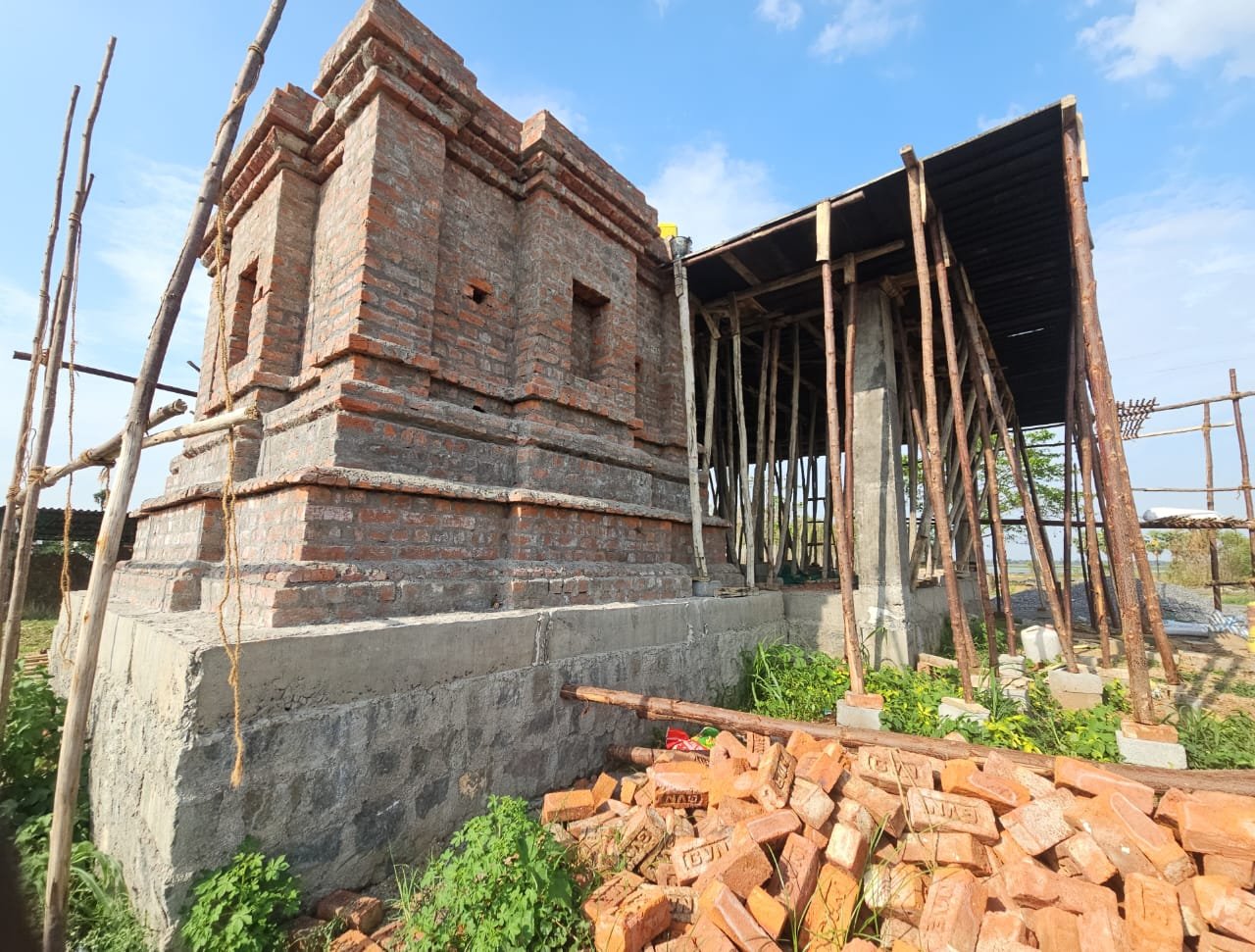 నిర్మాణంలో ఉన్న ఆలయ గోపురం