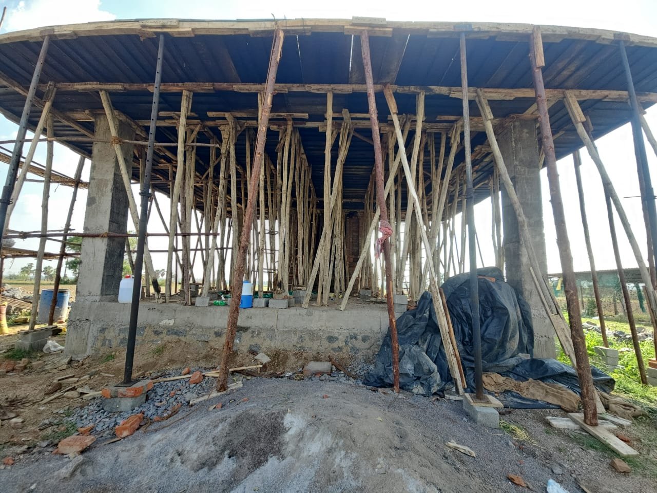 ఆలయ స్లాబు కోసం వెదురు అడ్డగట్లు